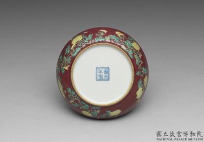 图片[3]-Dish with chrysanthemum in red ground in falangcai painted enamels, Qing dynasty, Yongzheng reign (1723-1735)-China Archive